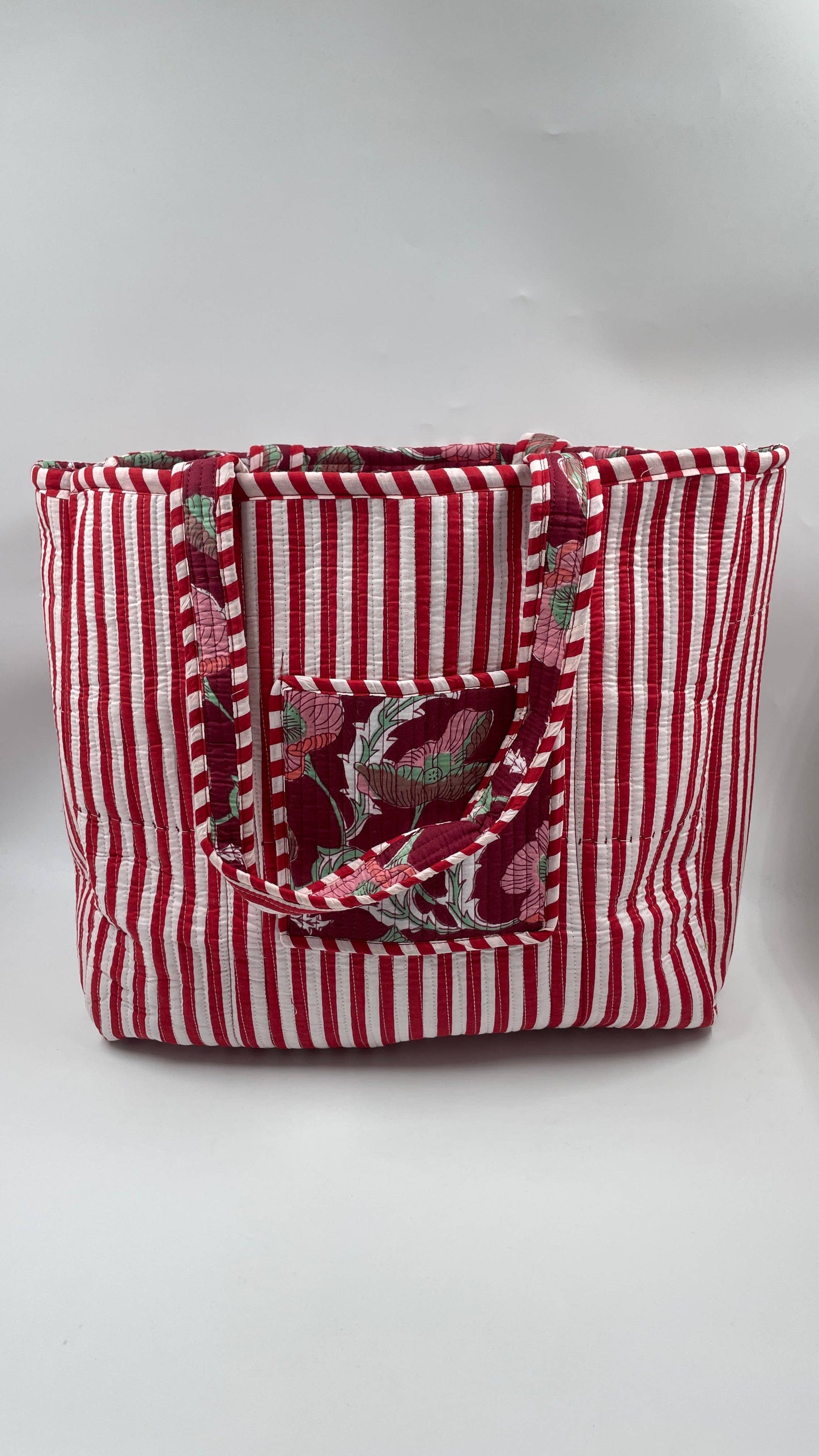 Bolso Jaipur acolchado reversible de algodón hecho a mano - Flores rojas y rosas