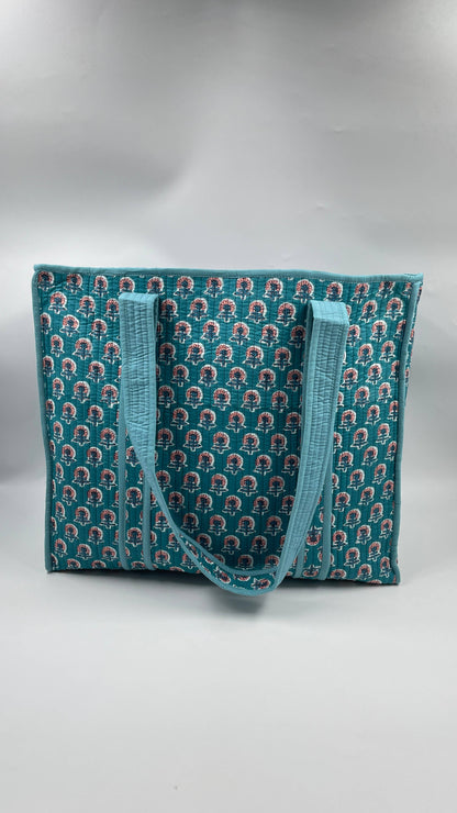 Acolchado reversible de algodón hecho a mano en Jaipur - Flores azules y rosas