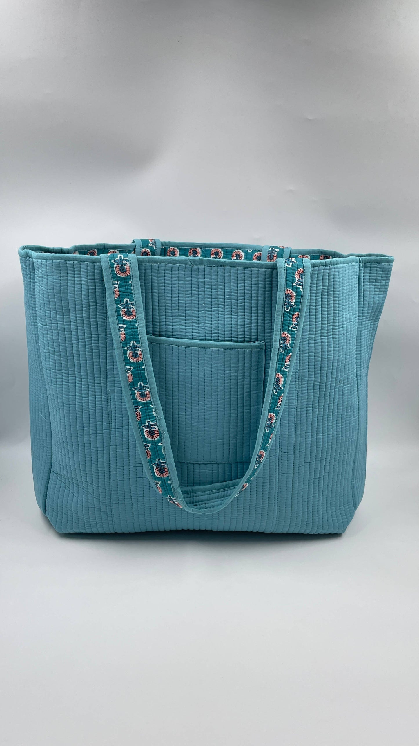Acolchado reversible de algodón hecho a mano en Jaipur - Flores azules y rosas