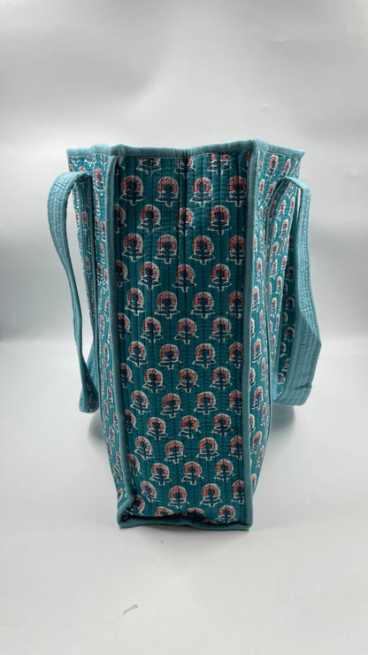 Acolchado reversible de algodón hecho a mano en Jaipur - Flores azules y rosas