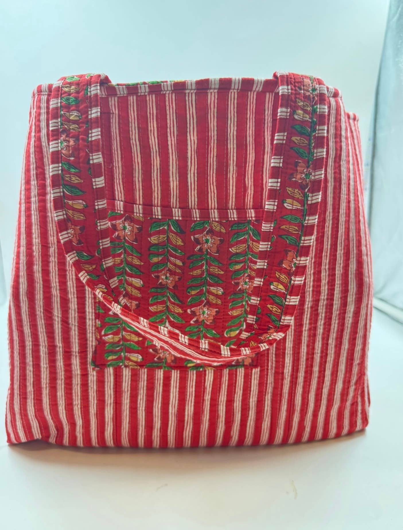 Bolso Jaipur acolchado reversible de algodón hecho a mano - Flores y hojas rojas