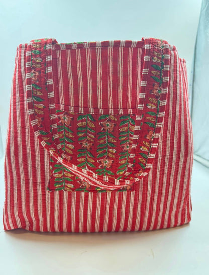 Bolso Jaipur acolchado reversible de algodón hecho a mano - Flores y hojas rojas