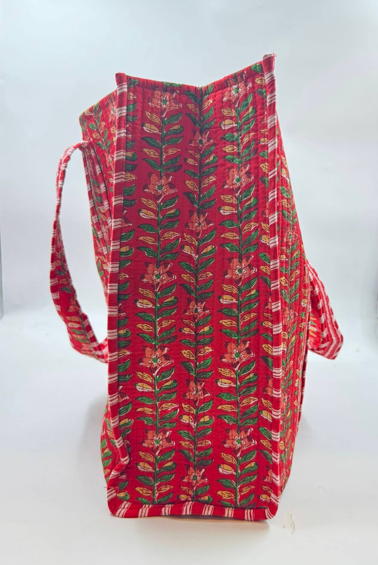 Bolso Jaipur acolchado reversible de algodón hecho a mano - Flores y hojas rojas